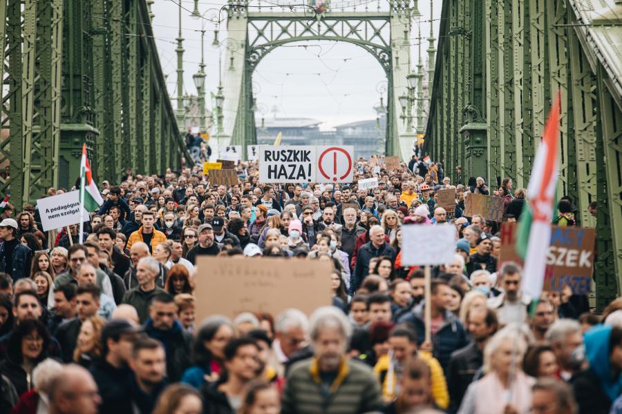 Heti Abszurd: Életmódbeli segédigék gyengébbek kedvéért