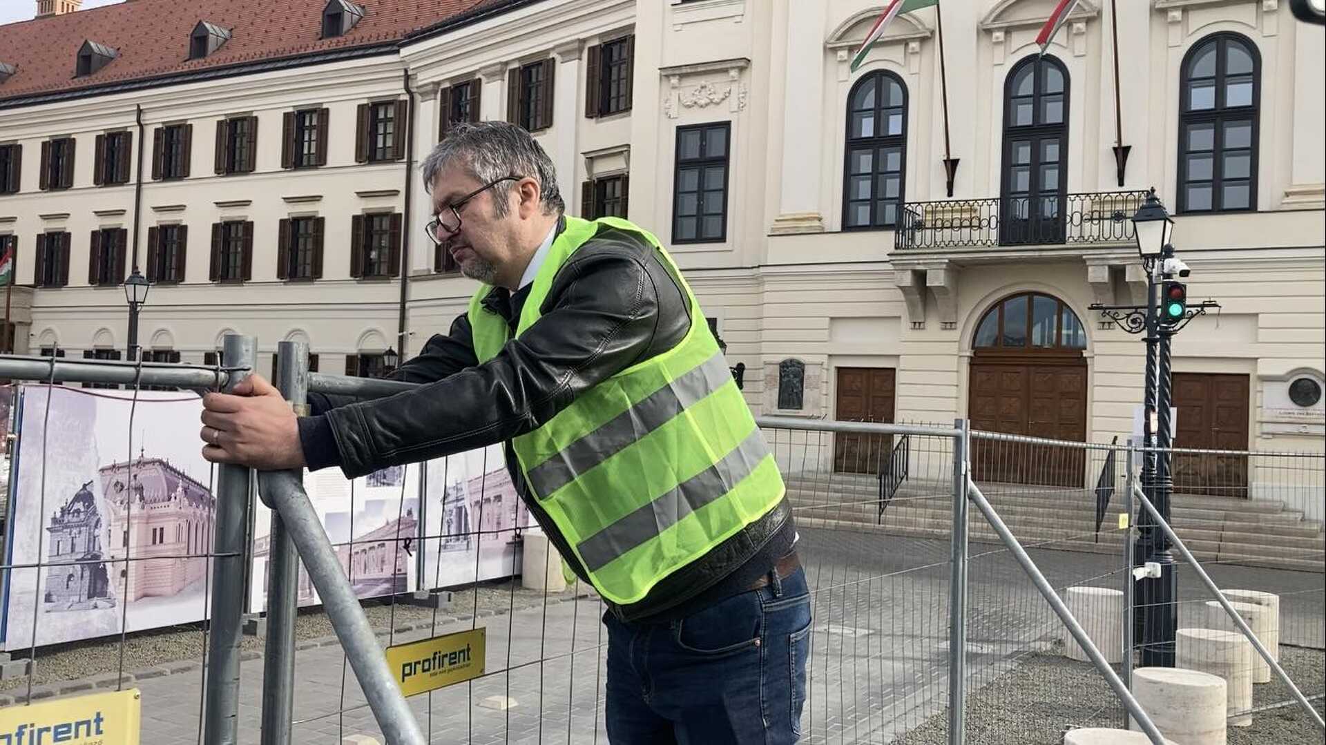 Kordont bontott az ellenzék a Karmelitánál