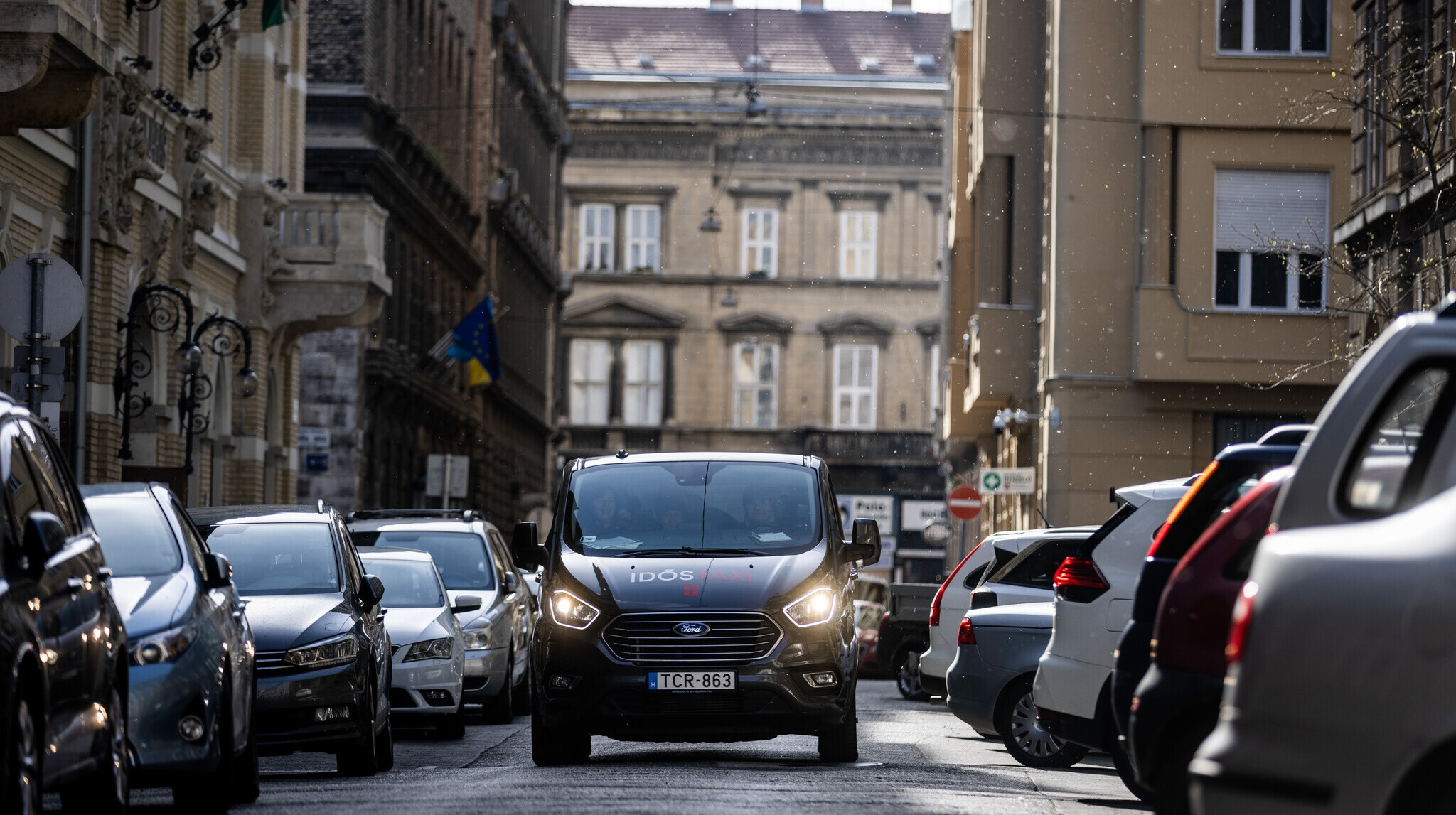 Ingyenes taxival segítik az időseket