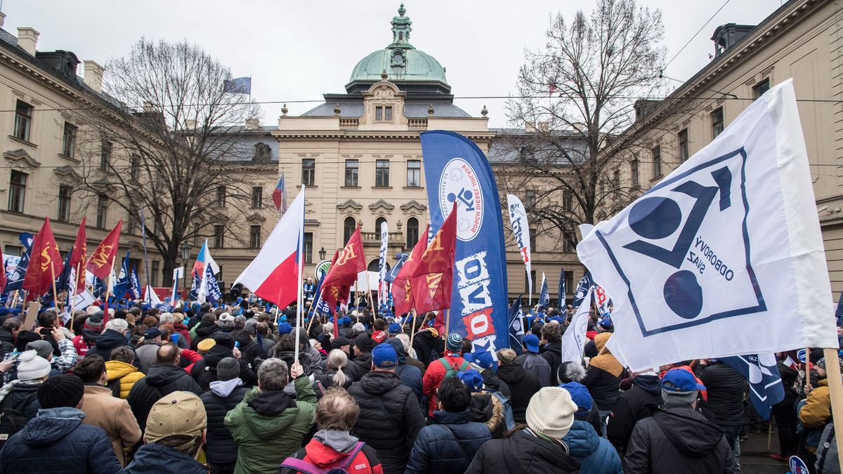 Újra tízezrek tüntettek a cseh kormány ellen Prágában