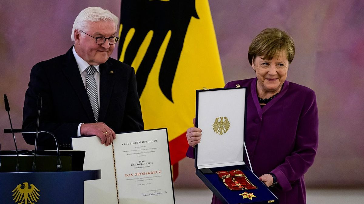 Szegény Merkel a Nagykereszt mellé taps helyett füttyszót kapott – ezért