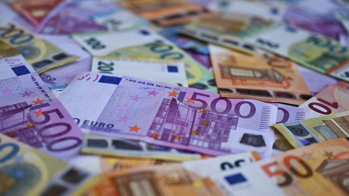 Éves csúcsát ostromolja az euró, a forint előtt is törve az utat