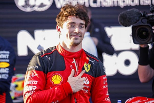 Leclerc-bravúr, erdőben lévő Mercedes: ez történt pénteken az F1-ben