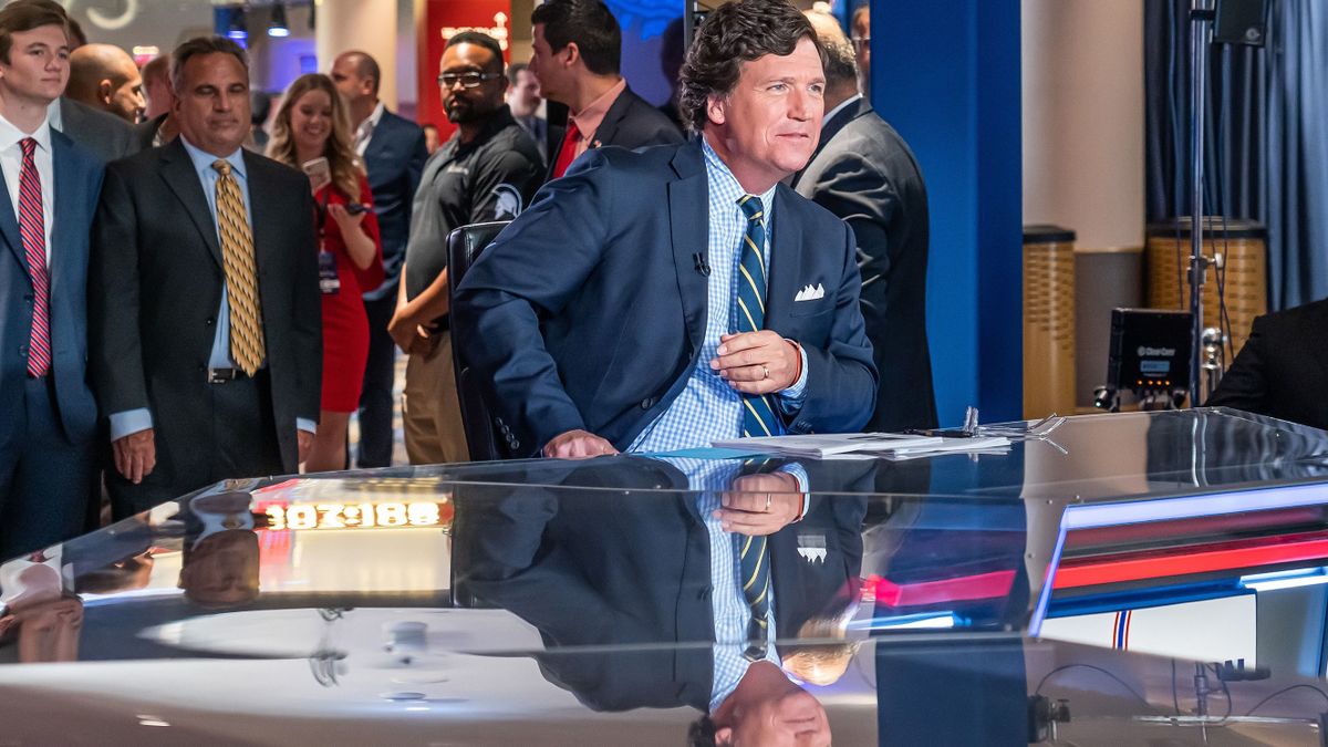 Tucker Carlson a CPAC Hungarynek küldött videóüzenetében azon viccelődött, hogy ha kirúgják, ő is eljön Budapestre