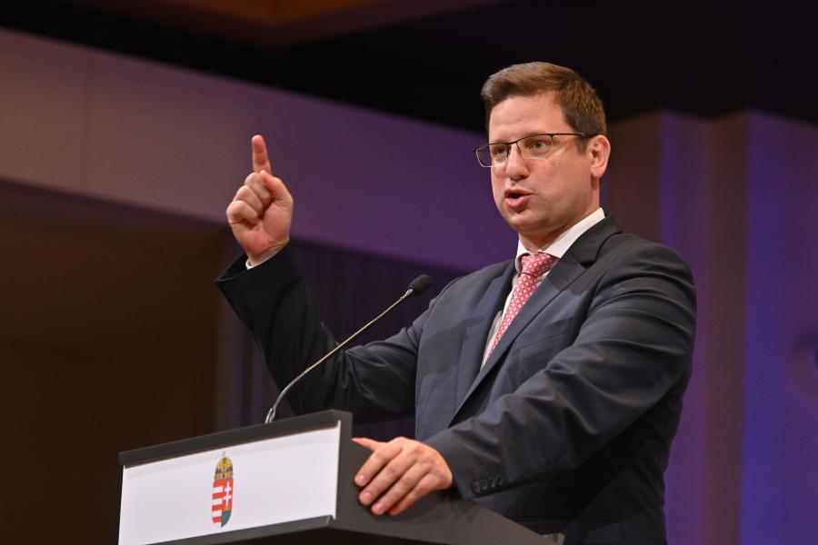 Gulyás Gergely szerint a rendőrség arányosan lépett fel a diákok ellen a Karmelita kolostornál