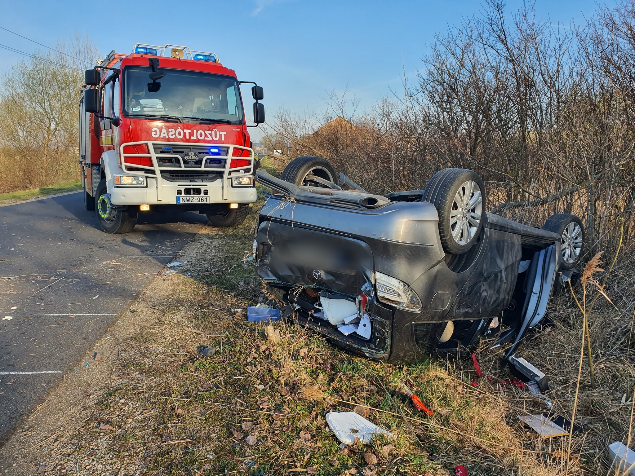 Eltitkolták, hogy más is ült a balesetező autóban – egy órán át haldoklott a fialat lány magára hagyva Várpalota közelében