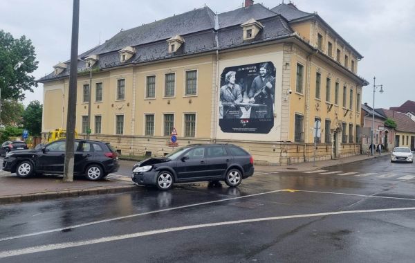 Megint egy karambolozás Egerben! Most a viadukt alatt.