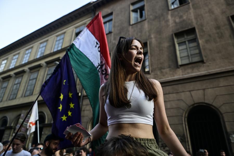 Tüntettek a diákok, matricákkal ragasztották tele a Belügyminisztérium épületét – Galéria!