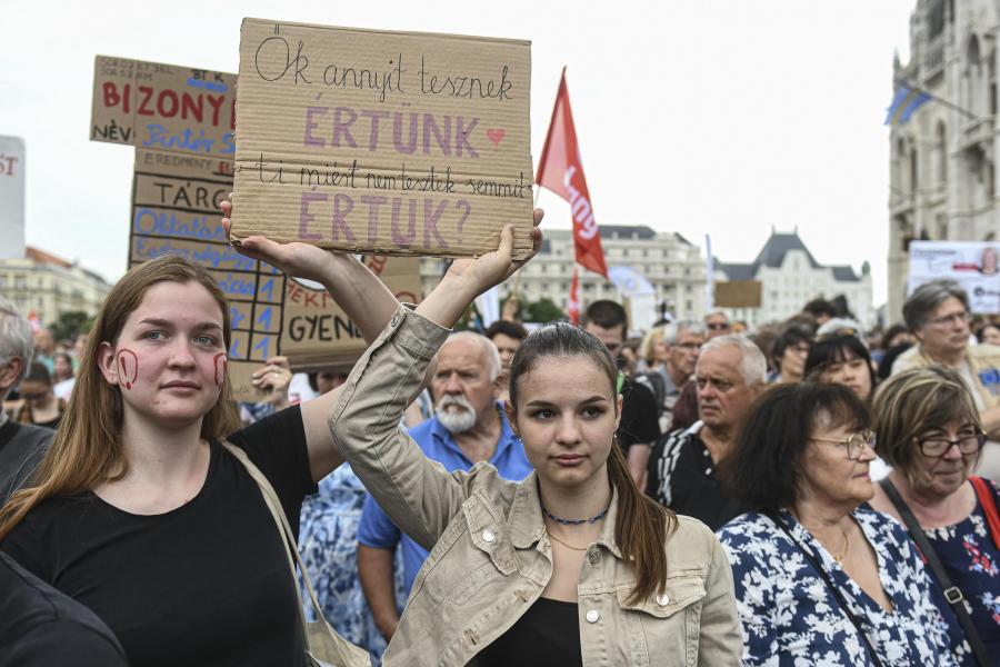 „Láttam rendőrt káromkodni és zokogni is” – Van, akik a NER-elleni tüntetéseken nőtt fel