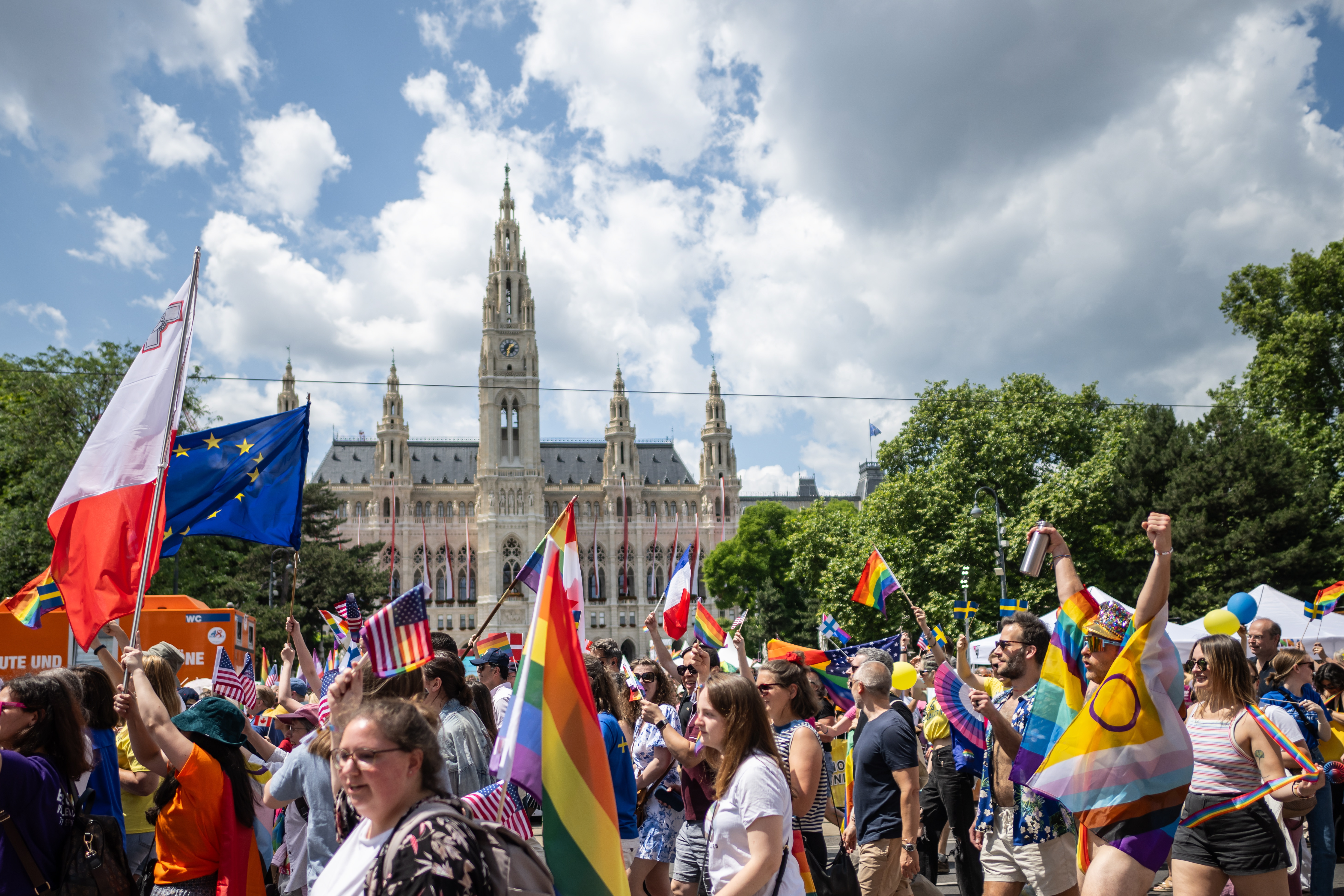 Terroristák támadták meg a bécsi pride felvonulást!