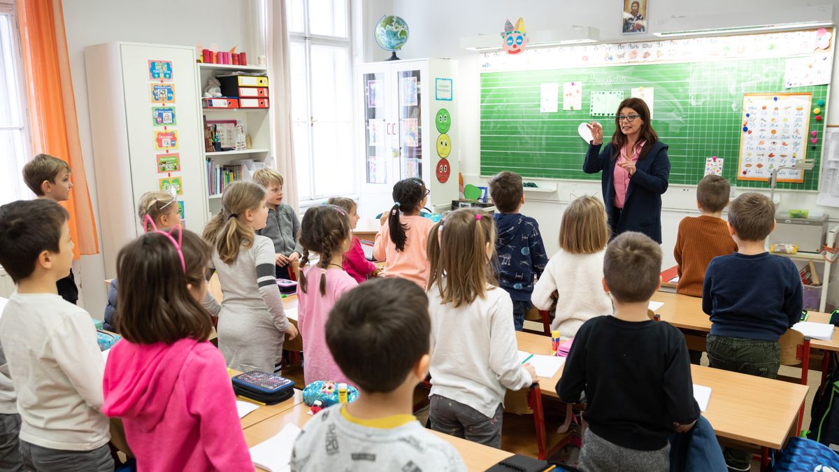 Az új pedagógus életpályatörvény 800 ezres bért jelent