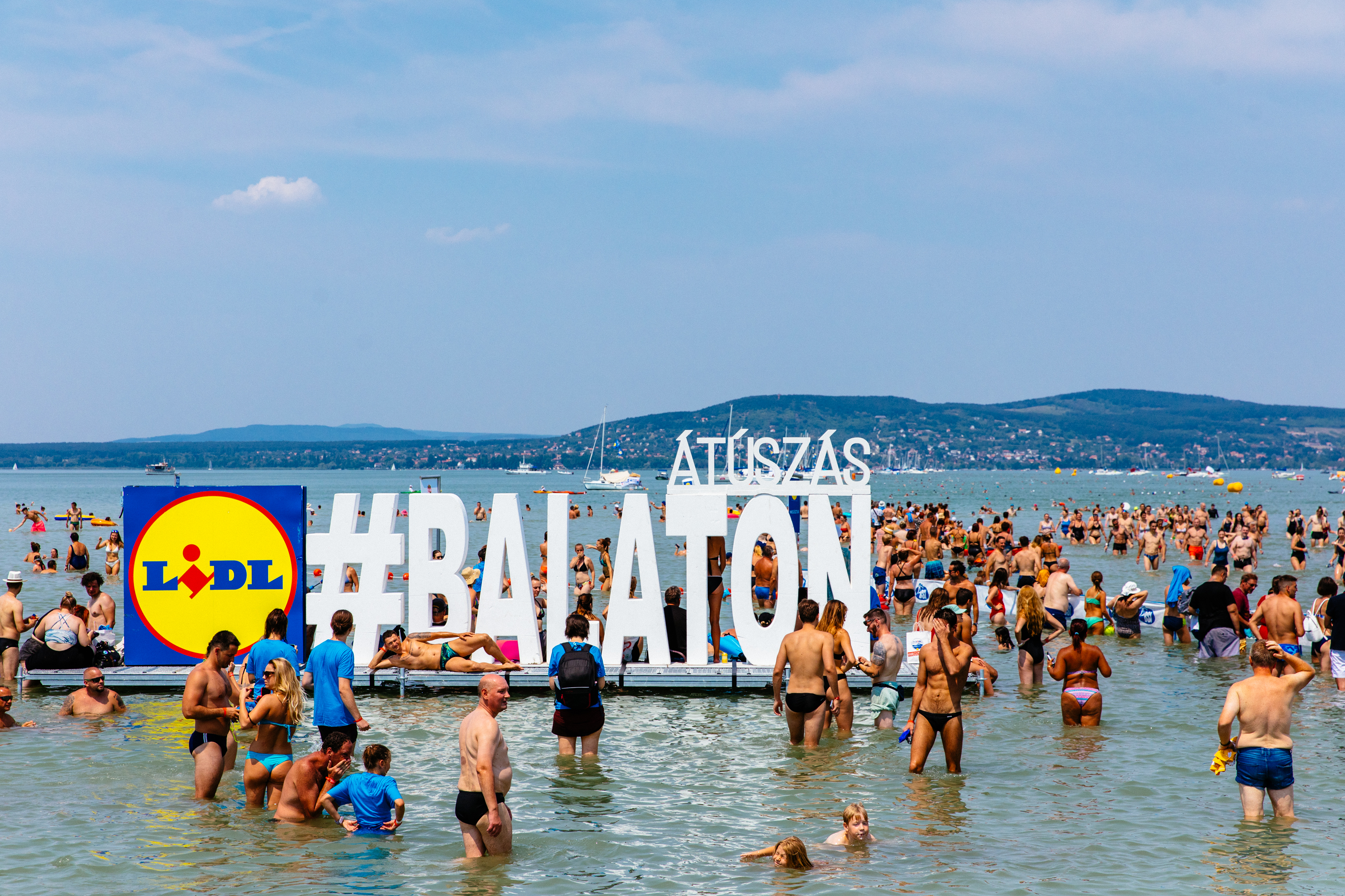 Idén is átússzuk! Júliusban próbára tehetik kitartásukat a Balaton szerelmesei