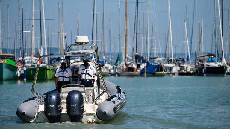 Közel két tucat embert kellett kimenteni a Balatonból a hétvégén