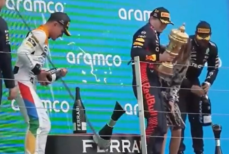 Norris már Silverstone-ban is fellökött egy trófeát