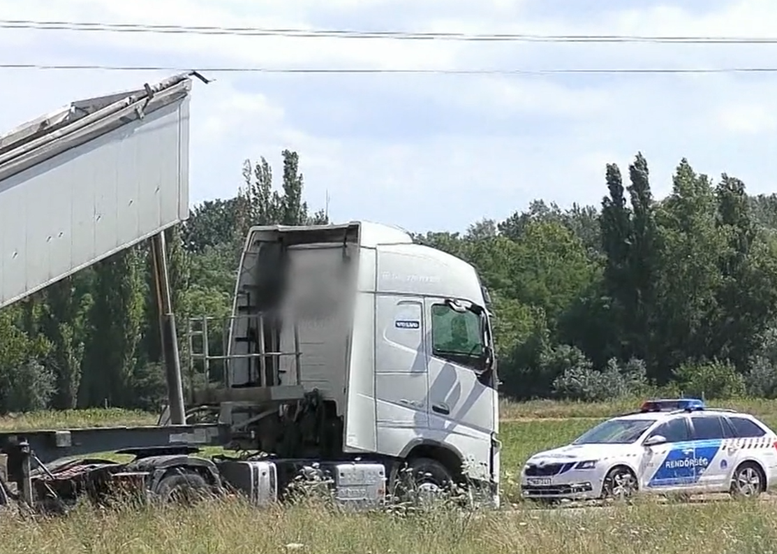 Ha a vezetőfülkében marad, túlélte volna: tízezer volt végzett a 76 éves kamionsofőrrel Kecskemétnél – videó