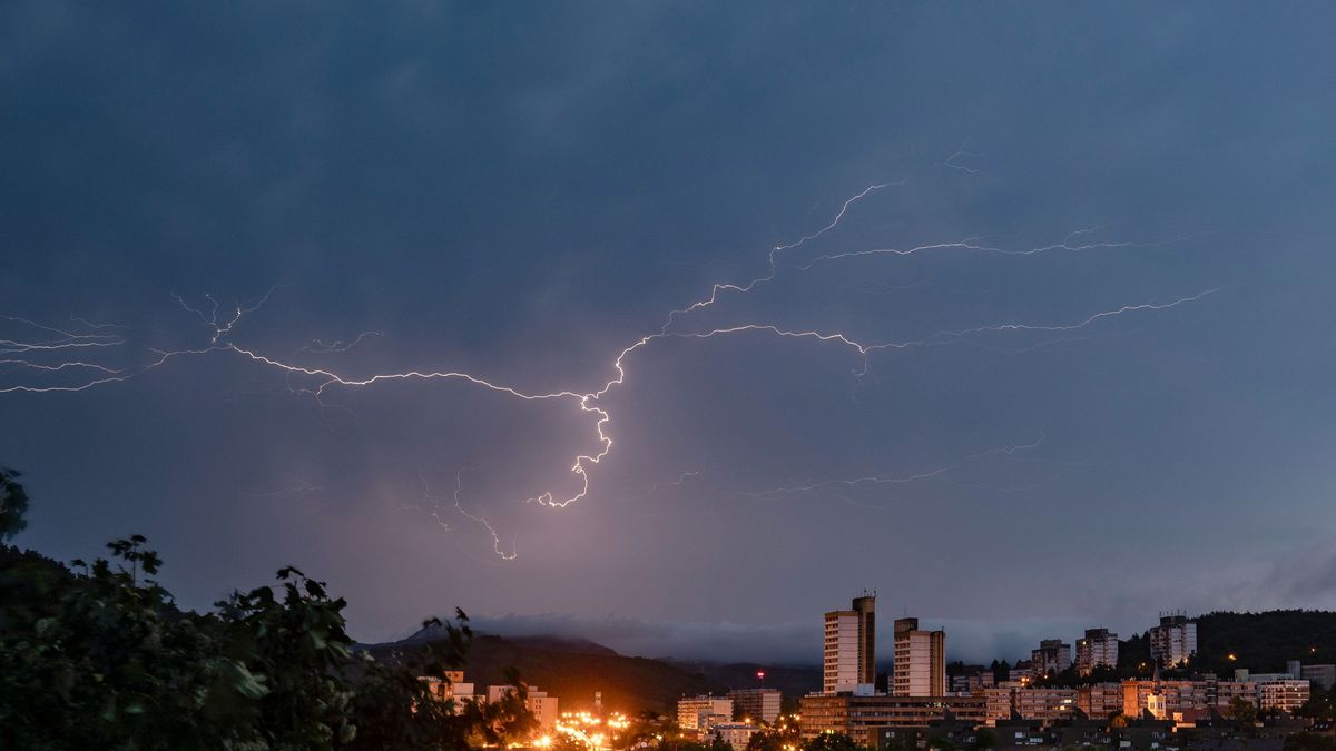 Perceink vannak hátra, kaotikus zivatar csap le az országra