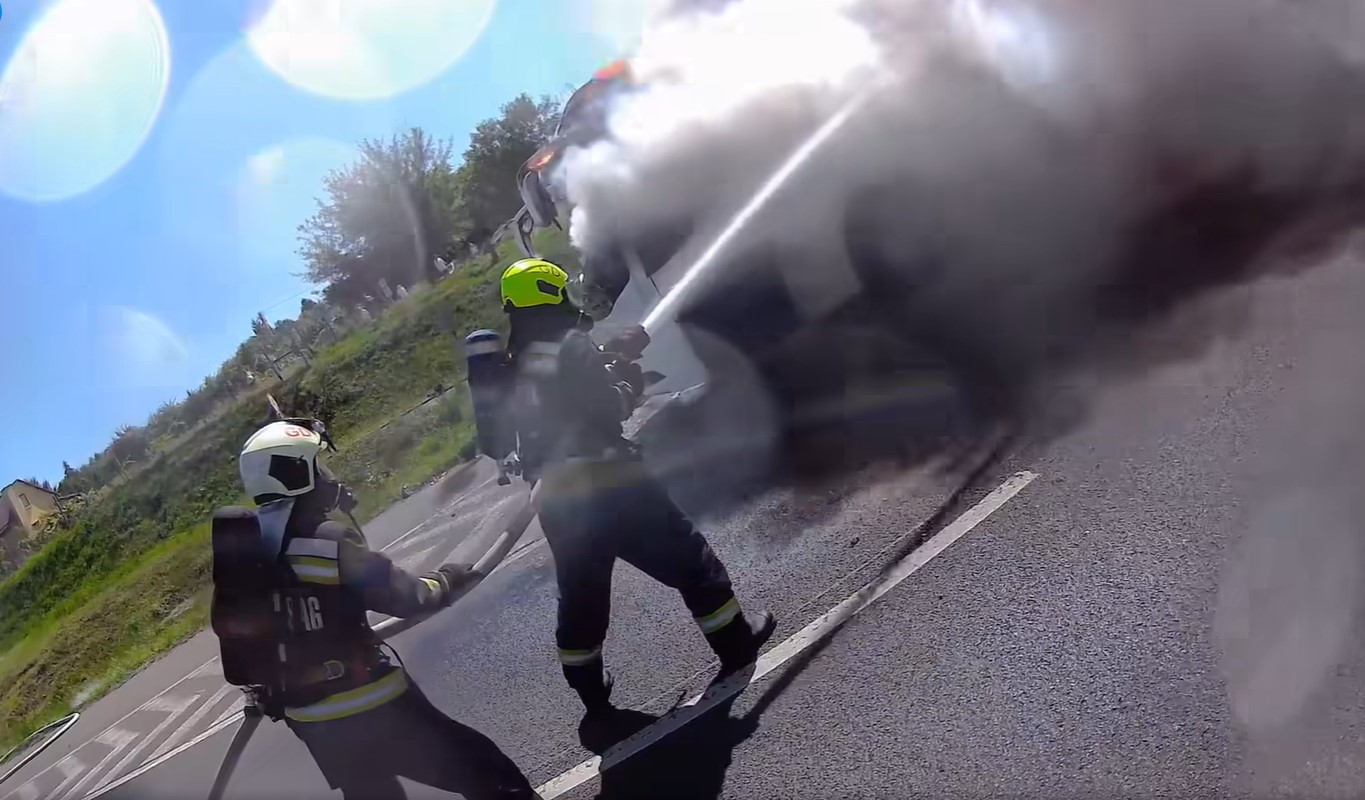 Pokoli jelenetek az M3-ason: kigyulladt egy távolsági busz, videó készült a tűz oltásáról