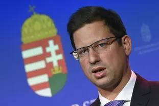 Gulyás Gergely: Brüsszel visszaél a hatalmával, az Európai Bizottság időhúzásra játszik