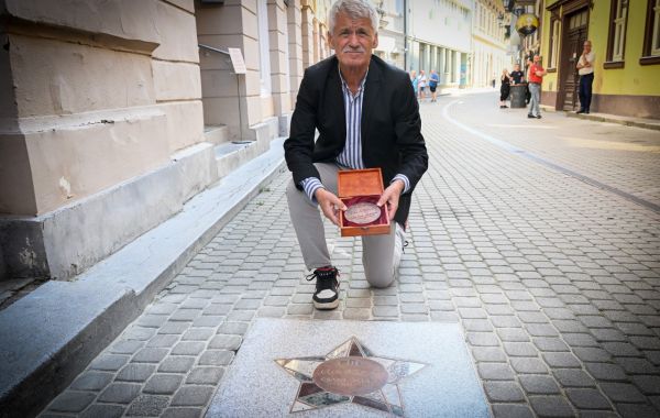 Az Érsek utca tizedik díszköve Csank János futballedző nevét viseli