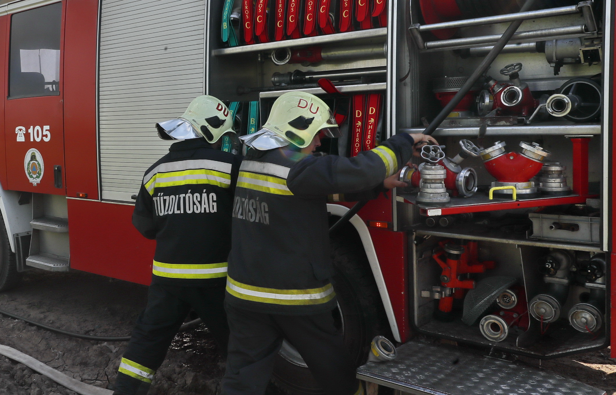 Hatalmas füstfelhő Csepel felett: kiderült, mi történt - fotók, videók a helyszínről