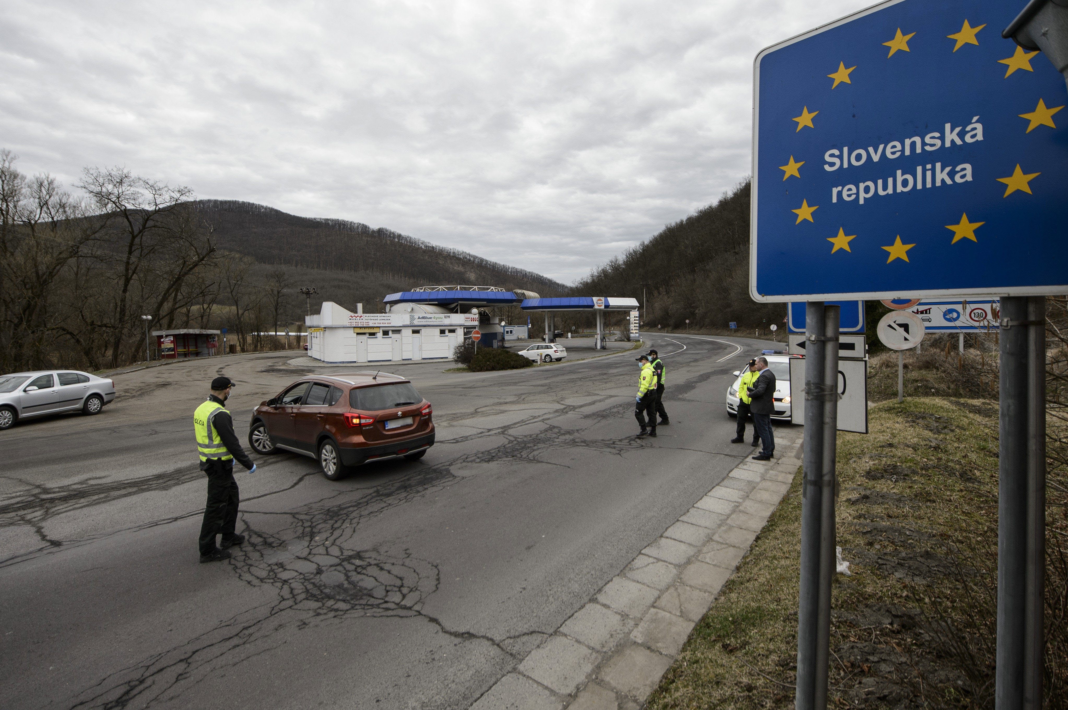 Hivatalos: Szlovákia visszaállítja az ellenőrzést a magyar határon