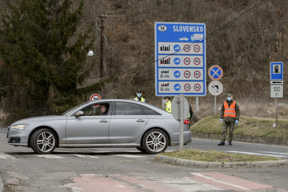 Szlovákia ideiglenesen visszaállítja a határellenőrzéseket a magyar határon