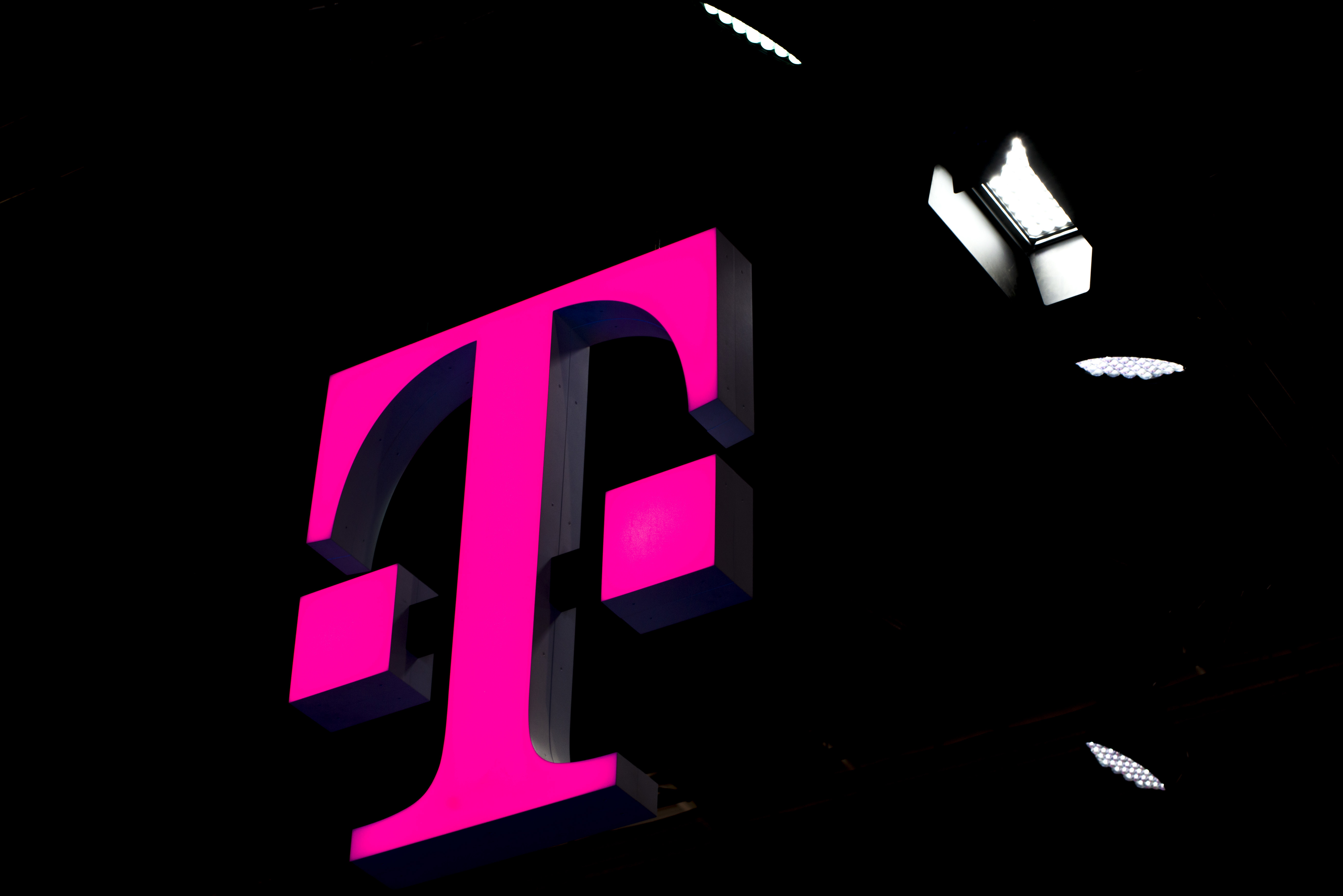 Dominósok, figyelem! Megváltozik a Telekom feltöltőkártyás csomagja: nem mindenki használhatja ezután