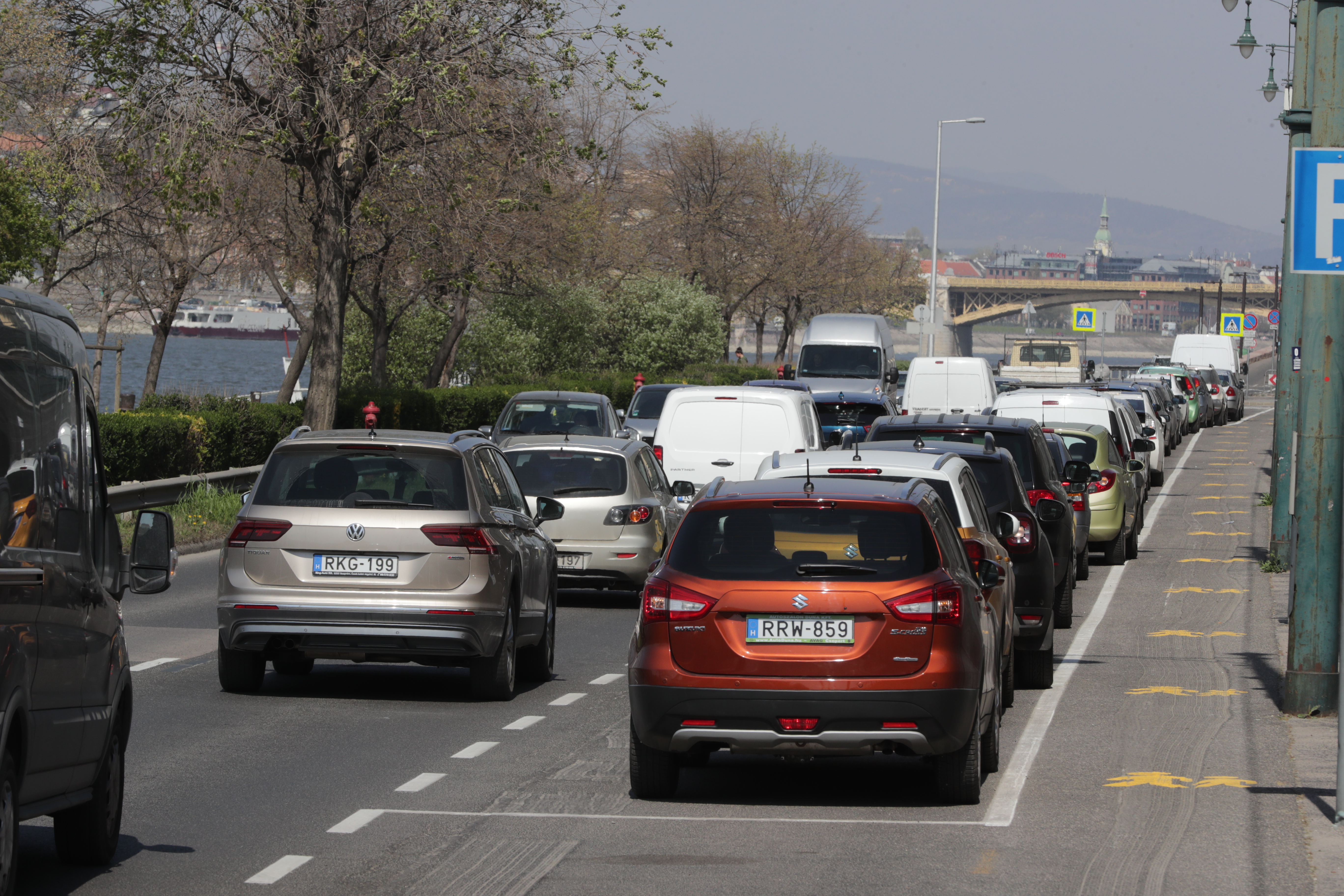 Útinform: balesettel indult a nap, árokba hajtott egy autó a 2-es főúton