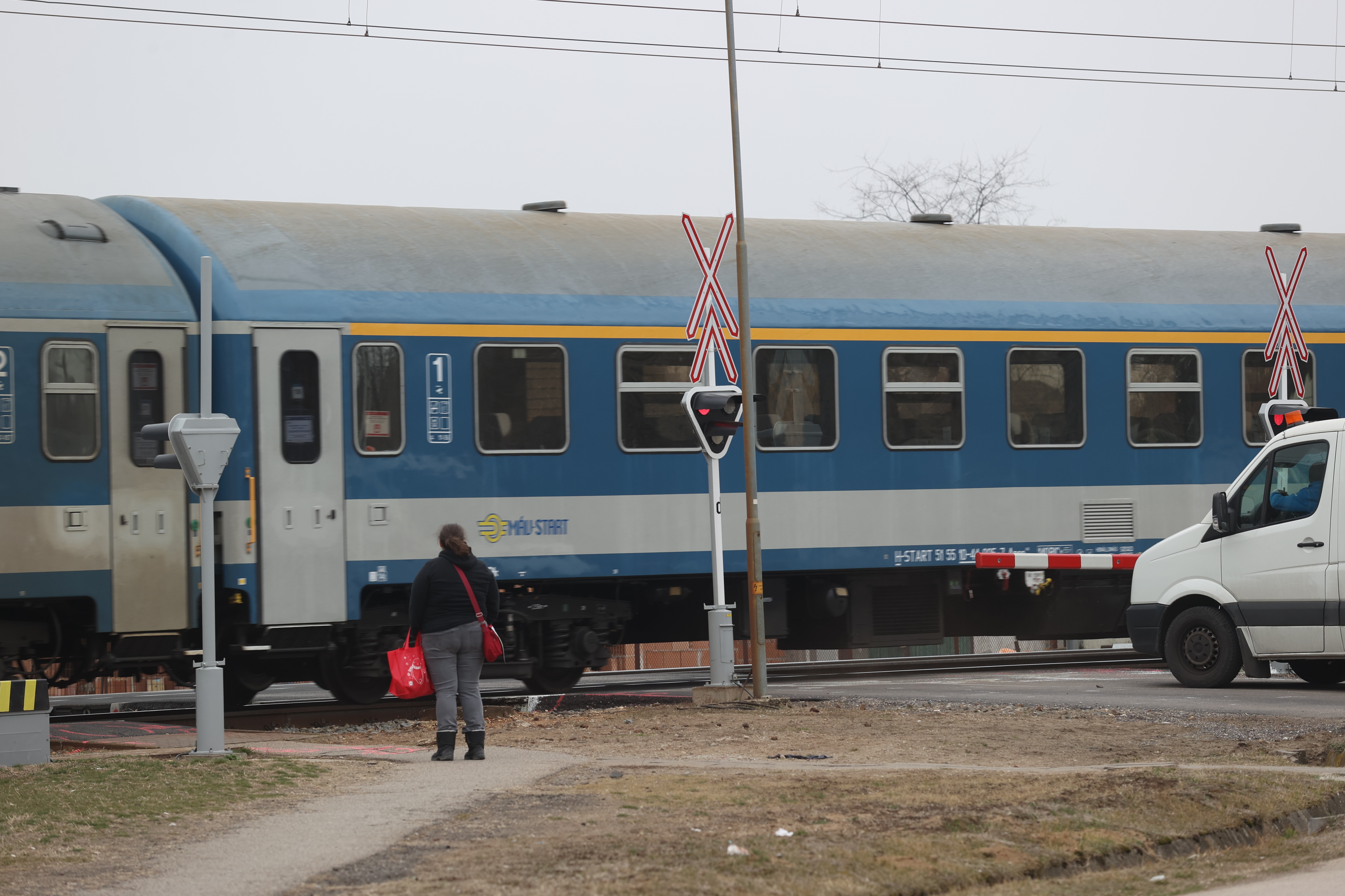 Már eddig is komoly károkat okozott a vihar: csak éjszakára áll helyre a menetrend a pécsi vasútvonalon