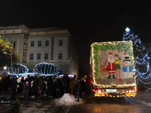 A Mikulás kamionon érkezett a komáromi Klapka térre - KÉPEKKEL 