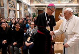 A pápa a francia katolikus médiamunkatársaknak: Osszátok meg az események keresztény olvasatát