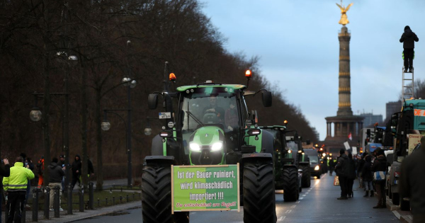 Totális káoszt robbantottak ki az elégedetlen német traktorosok – Ebbe már a kormány is belebukhat?