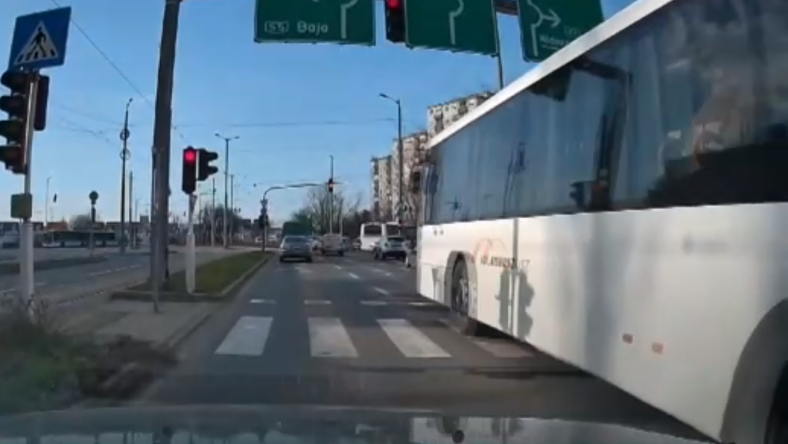 Két piroson átrepesztett a szegedi buszsofőr – videó