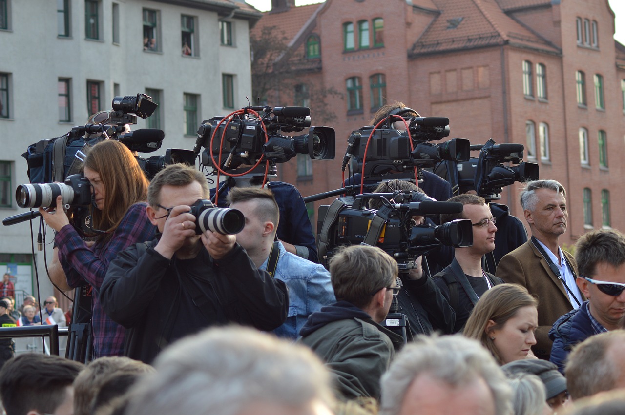 Új jogszabályt hozott az EU: az újságírók és a médiaszolgáltatók politikai befolyással szembeni védelméről van szó