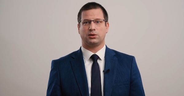 Gulyás Gergely a nagy visszatérésére készül, a mai kormányinfón debütál az új kormányszóvivő is