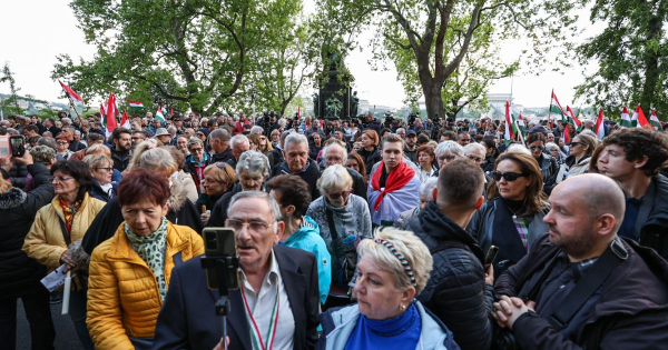 Fotók a Magyar Péter-tüntetésről: gyülekezik a tömeg a Belügyminisztérium előtt