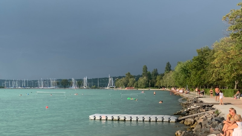 Zárt körű avatáson adnák át a vitatott balatonaligai kikötőt