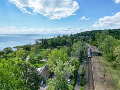 Vers a peronon – Idén nyáron HÉV- és autóbusz-állomásokon is hallhatók a magyar költők versei