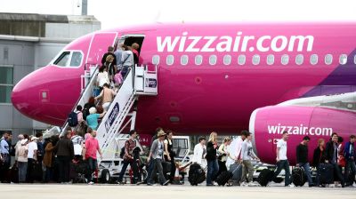 Bejött a Wizz Air húzása: két nap alatt elkapkodták az olcsó éves bérletet, amely a konkurencia szerint csupán „átverés”