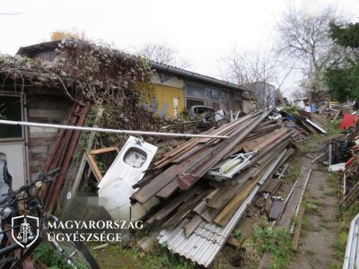 Közel ötszáz tonna szemetet halmozott fel udvarán egy fonyódi férfi