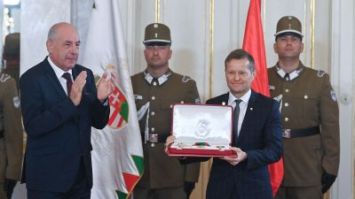 Krausz Ferenc vette át a Magyar Szent István Rendet