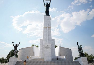 Művészek és közéleti szereplők kezdeményeztek népszavazást a Szabadság-szoborra tervezett kereszt ügyében