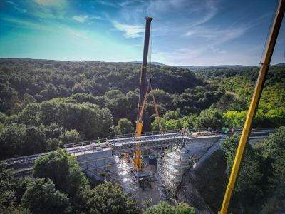 Helyére emelték a két ikonikus bakonyi vasúti völgyhíd felújított acélszerkezetét