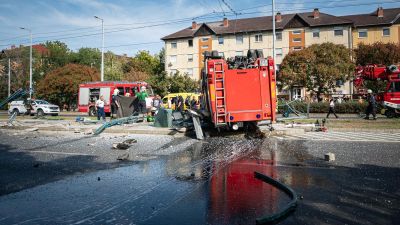 Felborult egy tűzoltóautó Szegeden, letarolt egy villamosmegállót – fotók a helyszínről