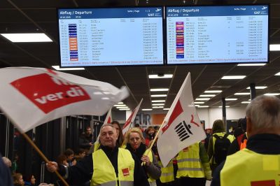 Figyelem! Késnek és törlik a repülőjáratokat, ezeken az európai repülőtereken sztrájkolnak