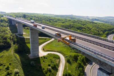 Jövő hétfőn lezárják a Kőröshegyi viaduktot, a híd stabilitását biztosító tíztonnás elemeket kell cserélni