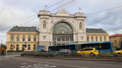 Helyreállt a Keleti, egyből előkerült Lázár János is