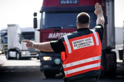 Mágnessel próbálta meg elsumákolni a kötelező pihenőidőt egy teherautó-sofőr, bírság lett a vége