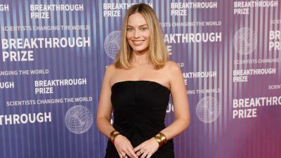 Sugárzik a boldogságtól a várandós Margot Robbie: kigombolt ingben mutatta meg a kerekedő pocakját – fotók