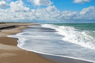 Tragédia a strandon: Két kisgyermek halt meg, az általuk ásott homokbarlangban